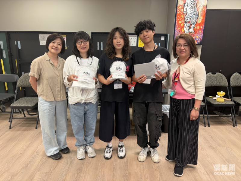 扯鈴講師洪瑜妡(左三)、洪亦廷(右二)指導學員練習扯鈴技巧，培養青年專注力與協調能力
