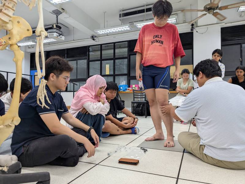 大葉大學獲教育部優秀外國青年來台蹲點計畫（TEEP）補助，吸引菲律賓等國12名青年在大葉大學長照與智慧輔具基地展開實習，於校方指導下進行智慧醫療實驗。（大葉大學提供）