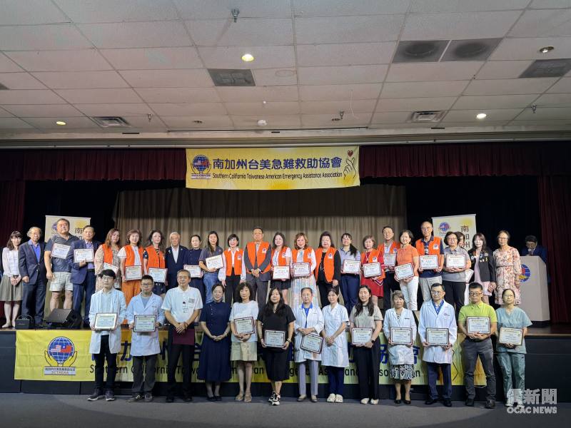 與會貴賓、義診醫生、工作人員合影