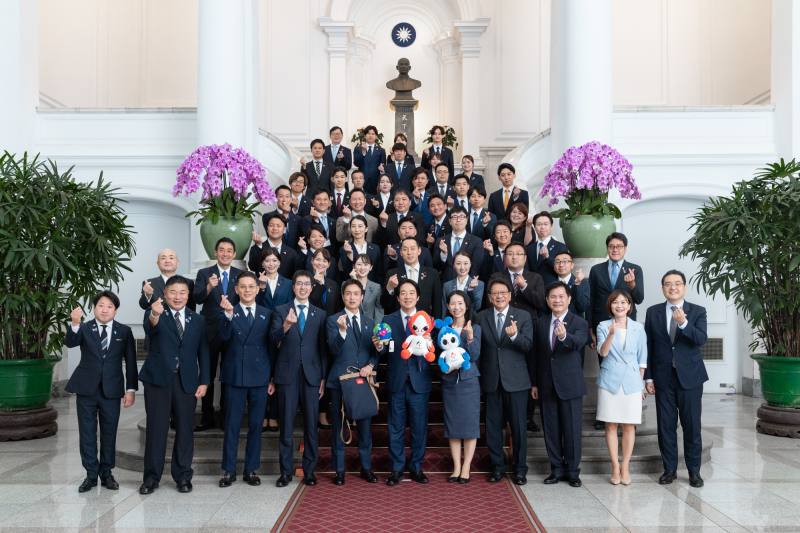總統與「日本自民黨青年局海外研修團」合影