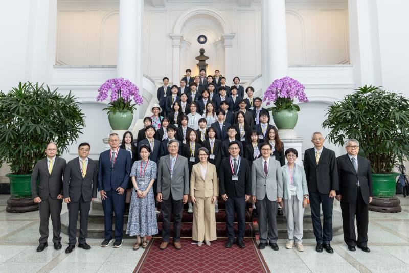 副總統與「我國參加2026年各國國際科學展覽會代表團」合影