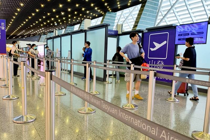 配合「2026城鎮韌性（防空）演習」，桃園國際機場13日下午2時30分至3時實施疏散避難、交通管制等演練，期間行動數據網速將明顯下降。航班起降不受影響，機場捷運也維持正常運作，但聯外接駁暫停發車。