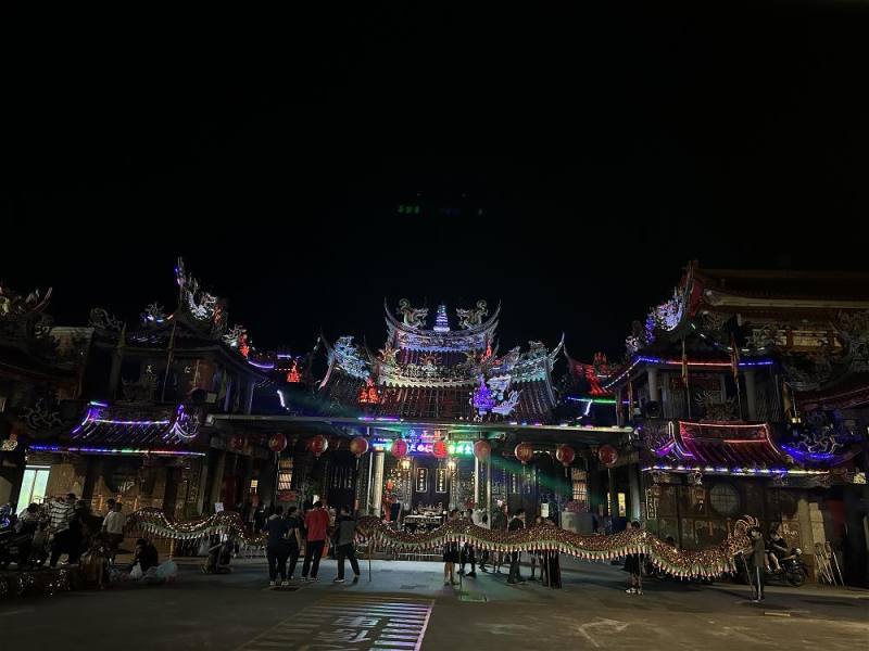 夜幕降臨，社頭開始練習，返鄉的年輕人也重新站回熟悉的位置。（鄧慧純攝）