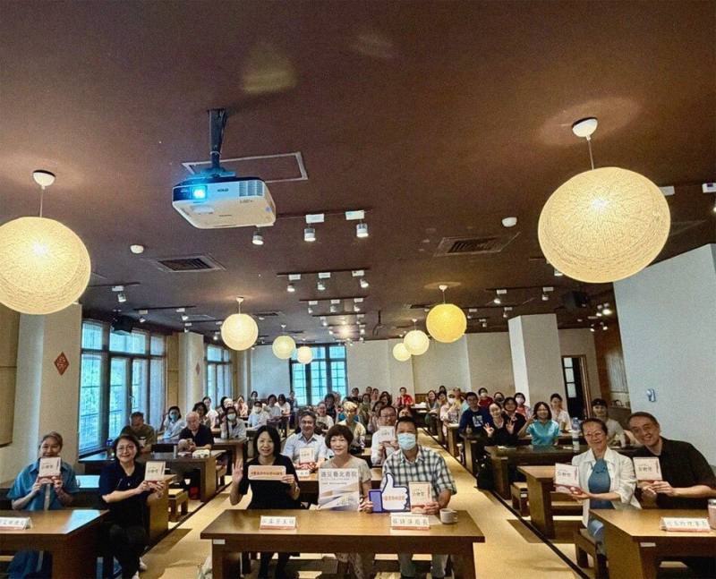 台北中山堂為許多市民留下美好記憶，學者沈冬（前排中）耗時10年書寫「城中央的公會堂：中山堂．一座浪漫建築的藝文歷史」，希望透過這本書「重新認識陪伴大家走過90年的中山堂」。（中山堂提供）