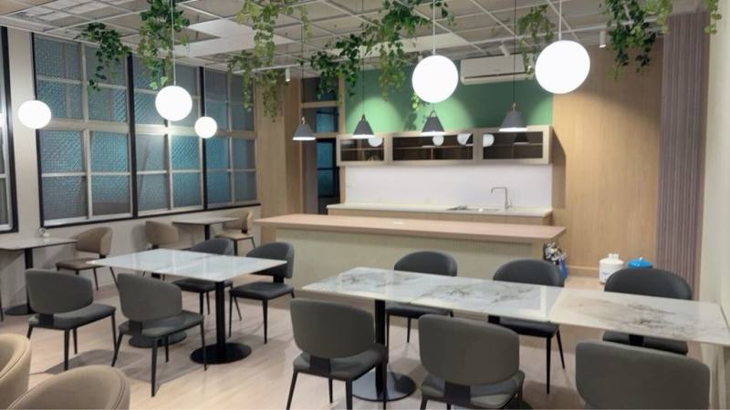 「窩HOME」交誼廳（圖）前身為高雄市警察局刑事警察大隊餐廳，經規劃與整修，3日舉行揭牌儀式，該空間具備會議研討、跨機關交流、辦理犯罪預防宣導、犯罪被害人及其家屬關懷慰問等多元功能。（高雄市政府警察局刑事警察大隊提供）