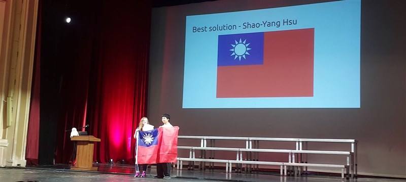 Hsu Shao-yang (right), a student at Taipei Private Dongshan High School. Photo taken from Taiwan Olympiad in Linguistics' Facebook pages