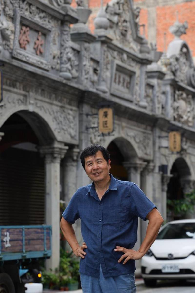 黃建義指出，一百多年來，大溪始終維持著由地方自主動員、出錢出力舉辦遶境的傳統。「大溪人就這樣默默走了一百多年，沒有多大的改變。」