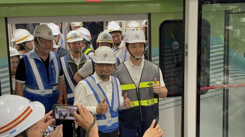 台北市長蔣萬安（前右）、新北市長侯友宜（前左）3日視察捷運萬大中和樹林線主線動態測試成果，搭乘測試列車從莒光站至連城錦和站，下車時比讚合影。