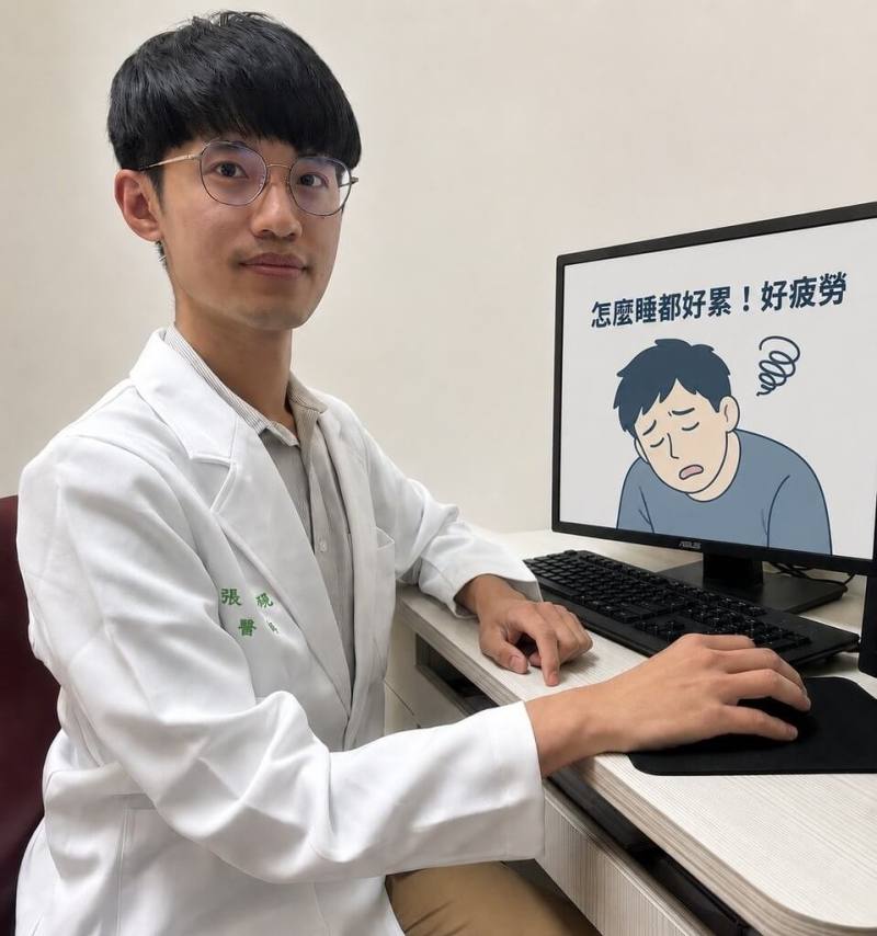 新竹55歲許姓男子近期明顯易疲倦、體力下降，休息後仍未改善，就醫發現是甲狀腺機能亢進導致。新竹台大分院家庭醫學部醫師張博硯（圖）呼籲，疲倦是門診中常見的不適症狀，應多留意身體發出的警訊，儘早就醫找出原因。（新竹台大分院提供）