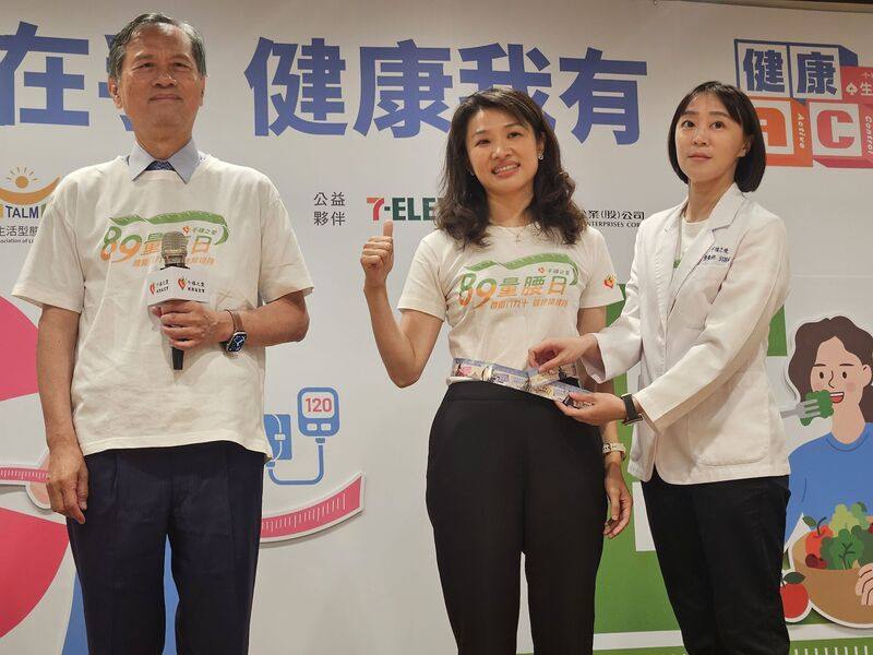 國健署長沈靜芬（中）4日在記者會指出，腰圍是相當重要的健康指標，她帶隊量腰圍，並表示只要及早調整生活型態，有機會逆轉代謝症候群