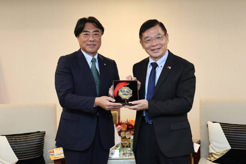 日本靜岡縣沼津市長賴重秀一（左）3日率團到台南市政府拜會，台南市副市長姜淋煌（右）贈送紀念品。（台南市政府提供）