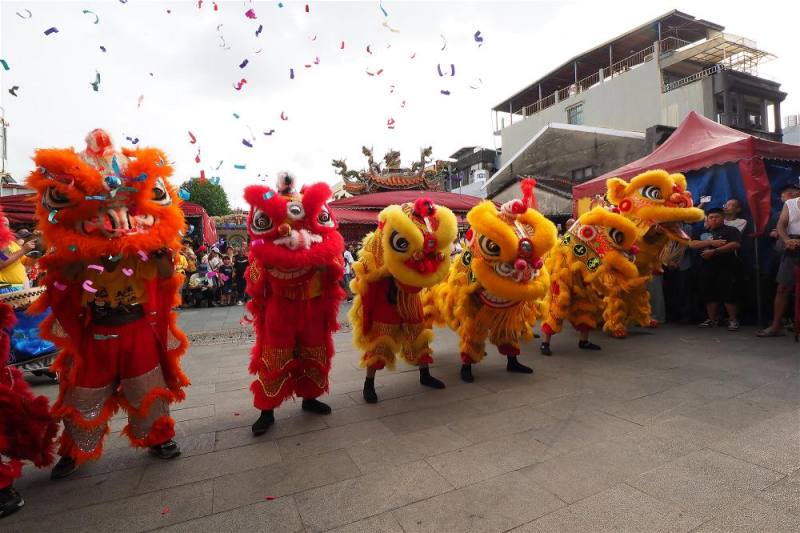 大溪的孩子從小接觸龍鼓、獅鼓與舞獅，在傳承中延續地方慶典文化。圖為大溪國小醒獅隊。