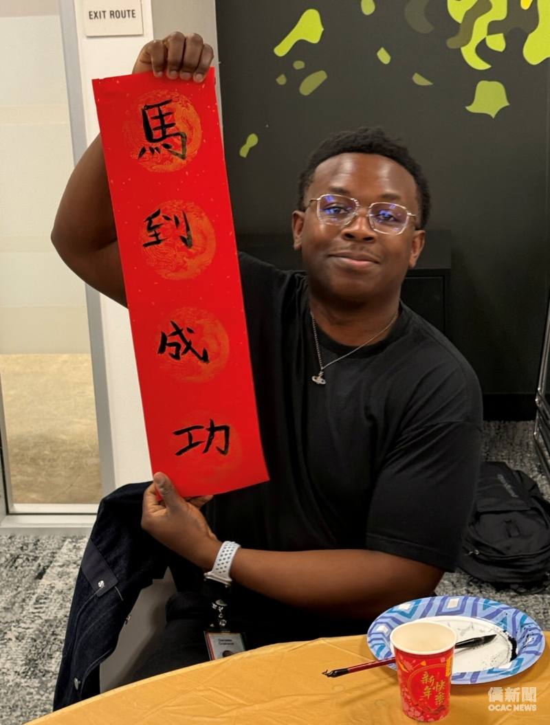 歐德納（Denalex）學習寫毛筆。(歐德納提供)