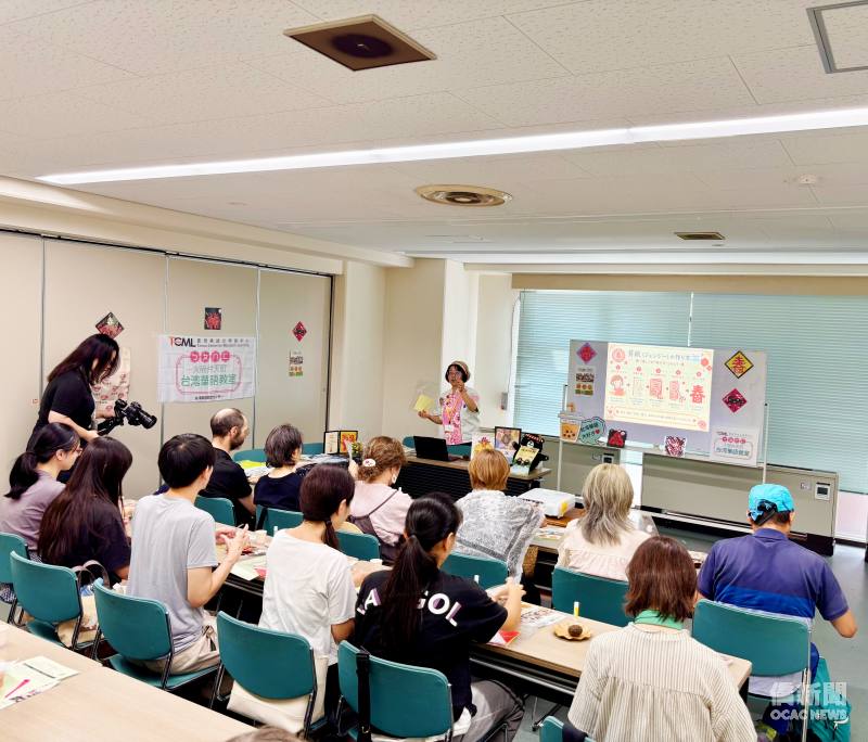 TCML大阪弁天町校長陳洳豔帶民眾以「春」字剪紙體驗正體華語與節慶文化。