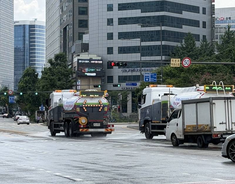 韓國近日熱浪來襲，首爾5日多處發布高溫重大警報，市府派出灑水車降低道路溫度、緩解市區熱島效應。