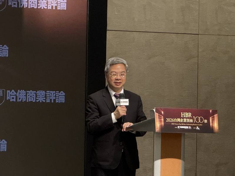經濟部長龔明鑫5日出席2026哈佛商業評論「台灣企業領袖100強」贈獎典禮時表示，期盼獲選百強企業領袖透過供應鏈合作及AI工具分享，帶動更多中小微企業升級，共同提升台灣整體競爭力。