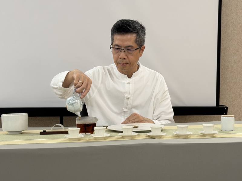 來自台灣的茶藝家吳思偉（圖）認為，台灣與印度相距4000多公里，但都有喜好喝茶的傳統，茶不僅是一種飲料，還包含很多文化，也包括台灣喝茶的文化底蘊，「這次茶藝展示，就是想讓印度人更認識台灣的茶文化。」