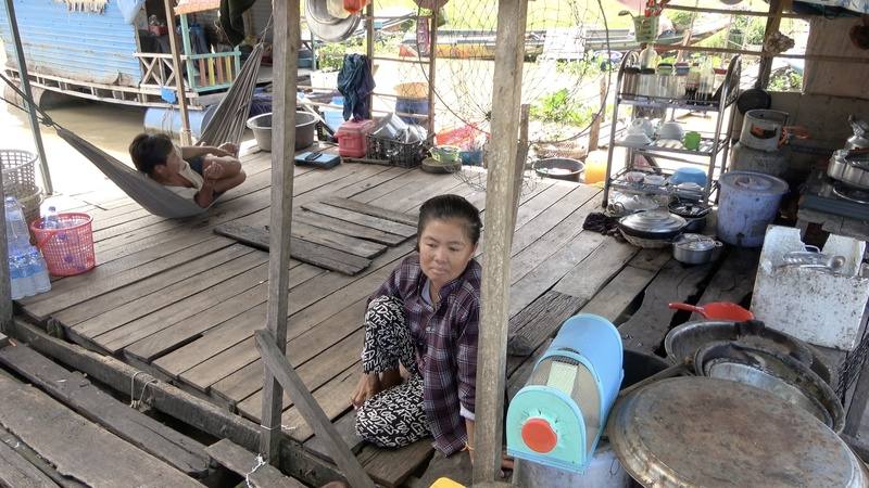 越南裔漁民黎文敏與梁雲玲的父母與他們同住洞里薩湖的船屋上，除了主船外，一旁還連著用於工作、烹飪的大竹筏，增加生活空間。