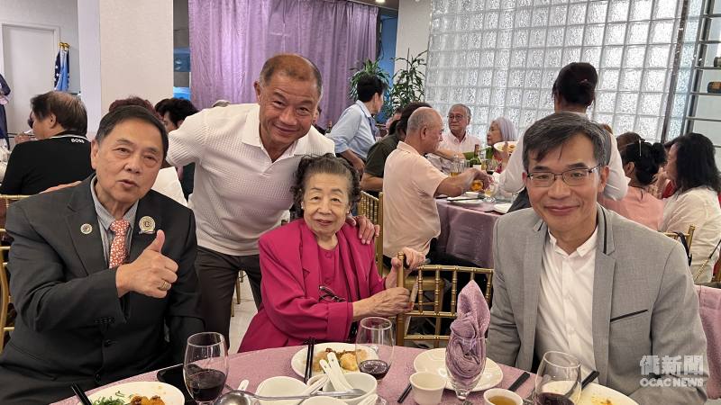 紐約州參議員劉醇逸(左二)、僑務諮詢委員郭至隆(左一)、與紐約辦事處組長許益源(右一)，一同向96歲的空小校友顧一玲(右二)祝賀身體健朗。