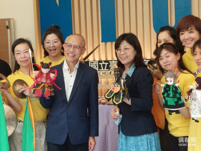 僑委會僑教處林季蓉處長(中右)、國立臺灣體育運動大學許光麃校長(中左)主持結業式