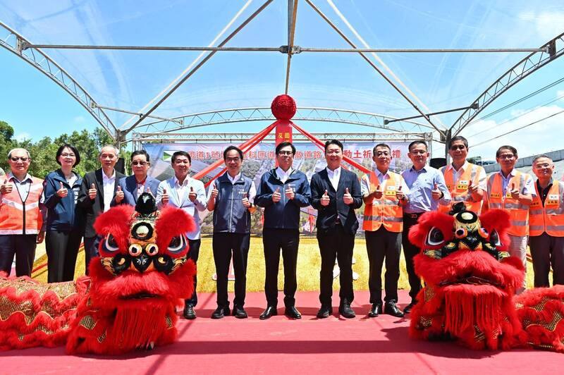「國道1號增設橋科匝道及集散道路工程」5日舉行動工典禮，高雄市長陳其邁（中）、交通部長陳世凱（右6）等人出席。陳其邁指出，工程完工後將有效提升園區聯外運輸效率，提供更完善的交通環境。