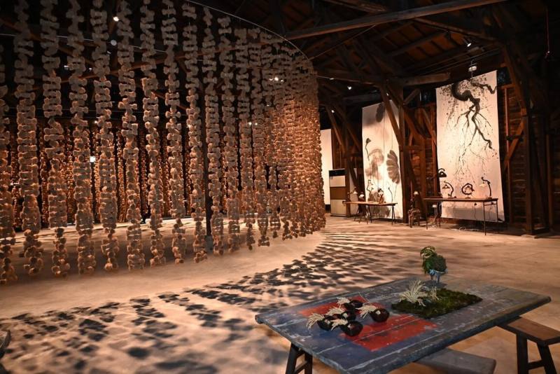 彰化縣歷史建築「原台中州農會田中倉庫」修復工程完工，結合藝術創作、植栽美學、手作體驗與生活文化，打造「穀倉起藝」空間。（彰化縣政府提供）
