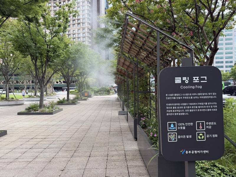 韓國近日熱浪來襲，首爾5日多處發布高溫重大警報，在市廳站、新道林站等人流較多的地方設置灑水系統，讓經過的路人可以即時降溫。