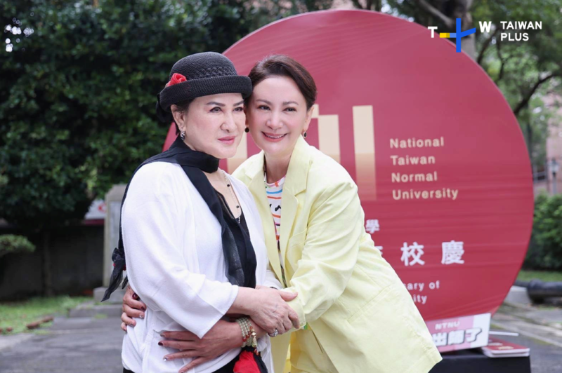 陳亞蘭(右)與恩師楊麗花(左)