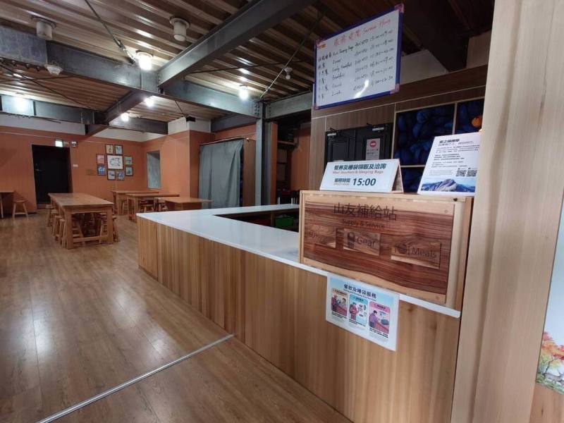 玉山國家公園管理處與農業部林業及自然保育署南投分署合作，導入國產材讓山屋更有生命力，也展現淨零碳排創新作為。（玉山國家公園管理處提供）