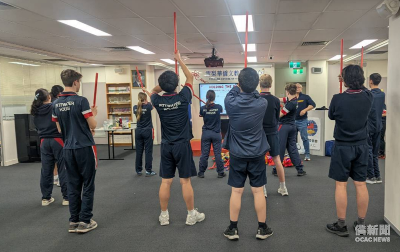 九節龍團隊帶領Pittwater House 學生，練習九節龍握桿與不同姿勢的操作。