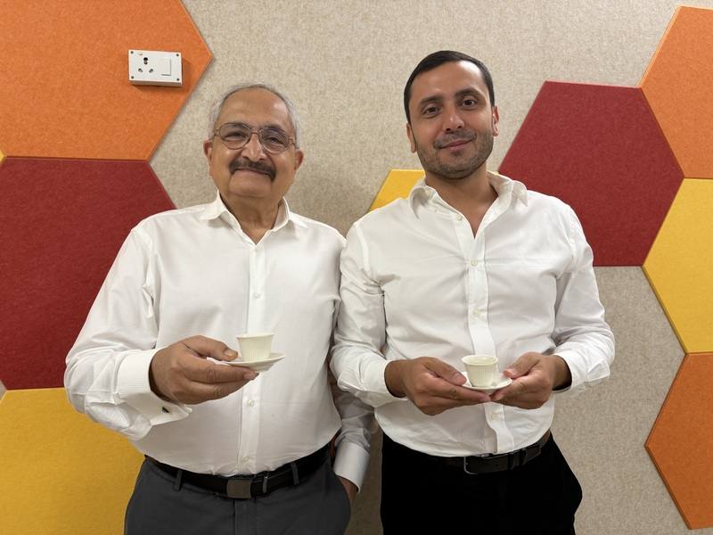 印度茶藝愛好者卡普（Sanjay Kapur，左）4日對中興大學團隊製出的茶讚譽有加。他表示，能用阿薩姆的茶菁製出具台灣風味的茶，顯示台灣團隊對製茶工藝有精湛的掌握，並找到適合印度茶的工藝。