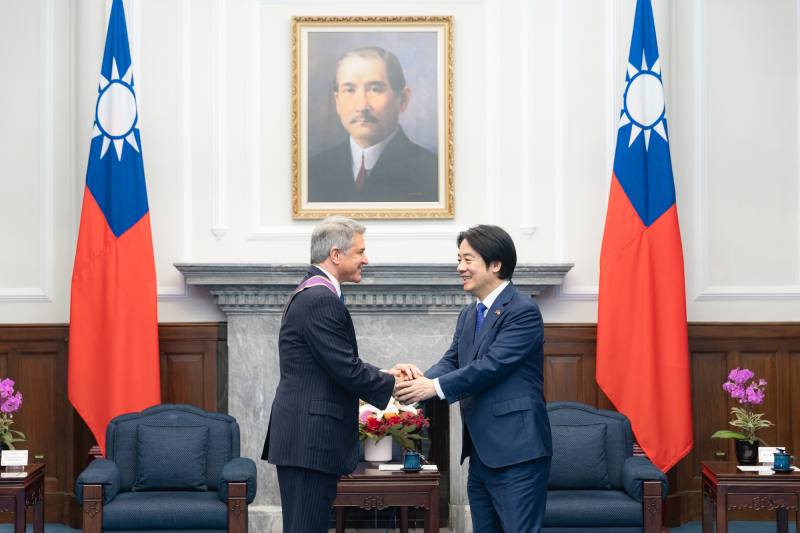 賴清德總統今4日上午頒授美國聯邦眾議院外交委員會榮譽主席麥考爾（Michael McCaul）「大綬景星勳章」