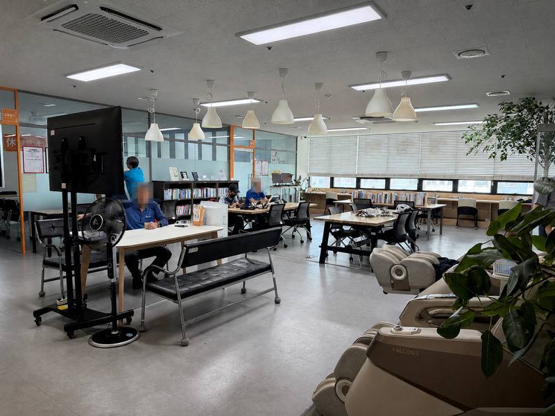 韓國近日熱浪來襲，首爾5日多處發布高溫重大警報，為避免快遞員、外送員等在外工作的勞動者受到熱傷害，首爾市特別設置給外勤勞動者的避暑中心，提供水、咖啡、按摩椅、充電器等便利設施供勞動者休息。