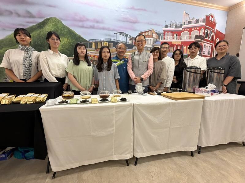相距超過4000公里的台灣與印度，同樣擁有淵遠流長的飲茶文化，中興大學團隊4日將台灣茶藝帶到新德里，讓印度茶道愛好者感受「茶」不僅是技術，更是門藝術。