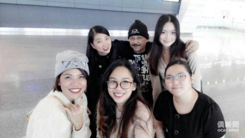 蔡曼琳（後排右）的父母與親友，第一次到臺灣探望她時留下合影