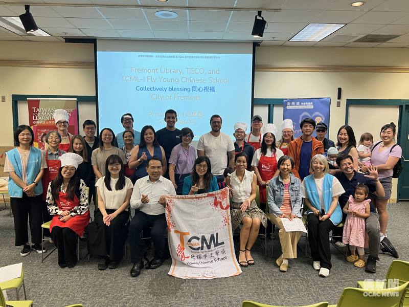 Fremont Main Library圖書館華語班結業式合影。