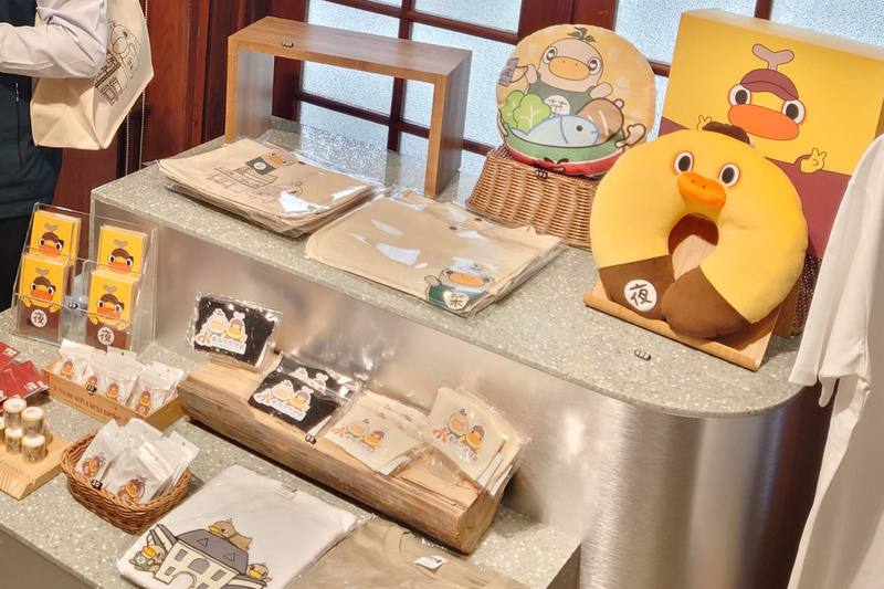 台南市政府打造市場及夜市吉祥物「菜奇鴨」與「夜奇鴨」受到不少民眾喜愛，統計授權商品已帶動逾新台幣2000萬元銷售商機。