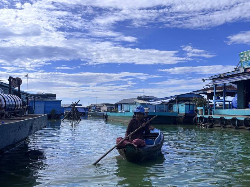 東南亞最大、世界第二大淡水湖柬埔寨洞里薩湖有約200個大小浮村。圖為洞里薩湖西南岸菩薩省的空邦隆浮村，有約7000名自給自足的居民，其中約6成為越南裔、4成為高棉漁民。