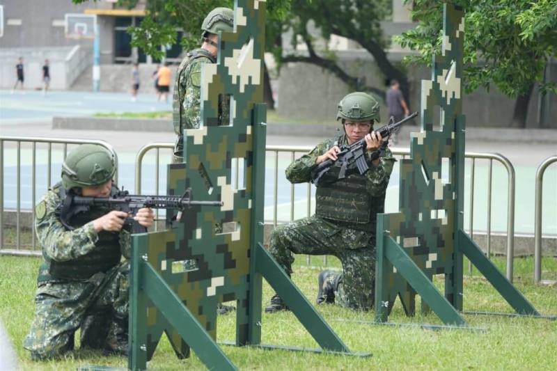 國軍漢光42號實兵演習正式登場，台北後備旅5日在台北市中正高中操場進行臨戰訓練，後備軍人依指令投入戰術位置展開射擊訓練。