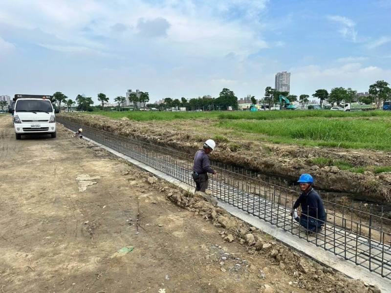 高雄市政府持續推動大林蒲遷村，市府都發局5日表示，進度均依規劃推進，遷村安置地公共工程已先進行，新設道路已開工。（高雄市都發局提供）