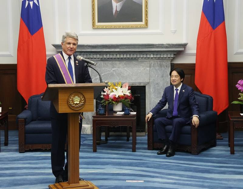 U.S. lawmaker Michael McCaul (left) speaks during a ceremony at the Presidential Office in Taipei on Tuesday.