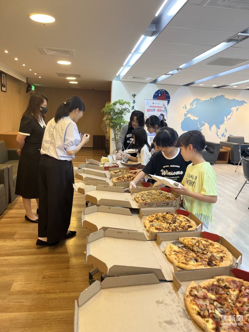 東京中華學校同學們開心享用Pizza