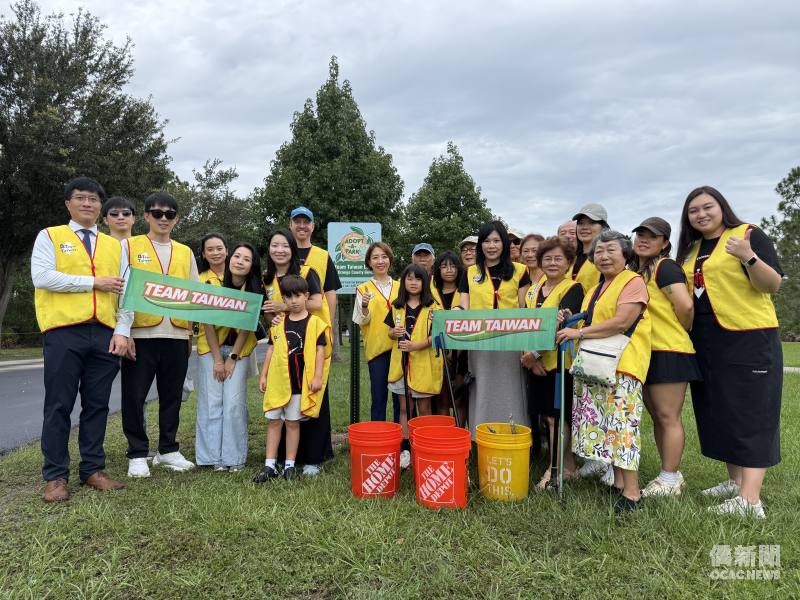 僑務委員會副委員長李姸慧(中)與Team Taiwan一起體驗每月志工活動，維護環境