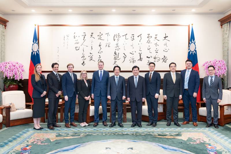 總統與訪賓一行合影