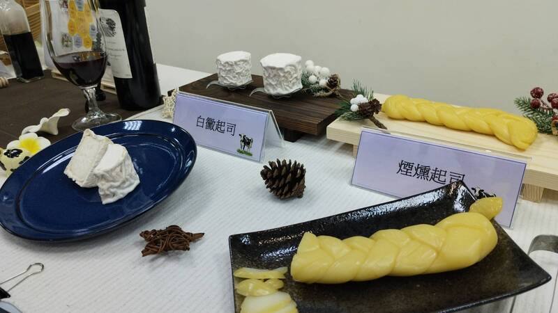 農業部畜產試驗所成功建立利用國產乳製做起司的基礎程，6日記者會展示白黴起司、煙燻起司等。