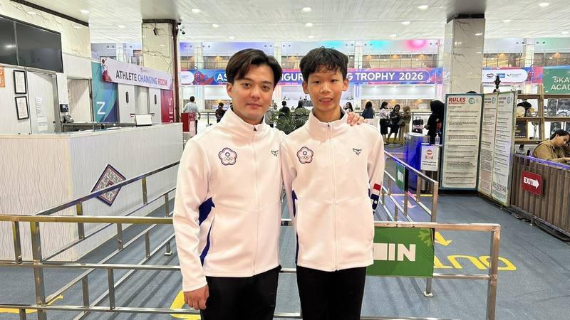 台灣代表隊選手阮維德（右）於2026年亞洲公開花式滑冰錦標賽首度升上青年組參賽，由教練曹志禕（左）指導。