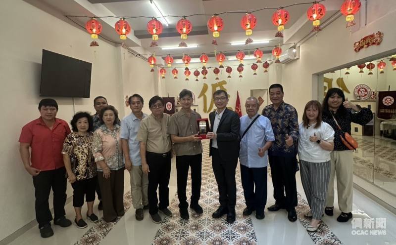 游凱全拜會三寶瓏客家公會(上圖右五)