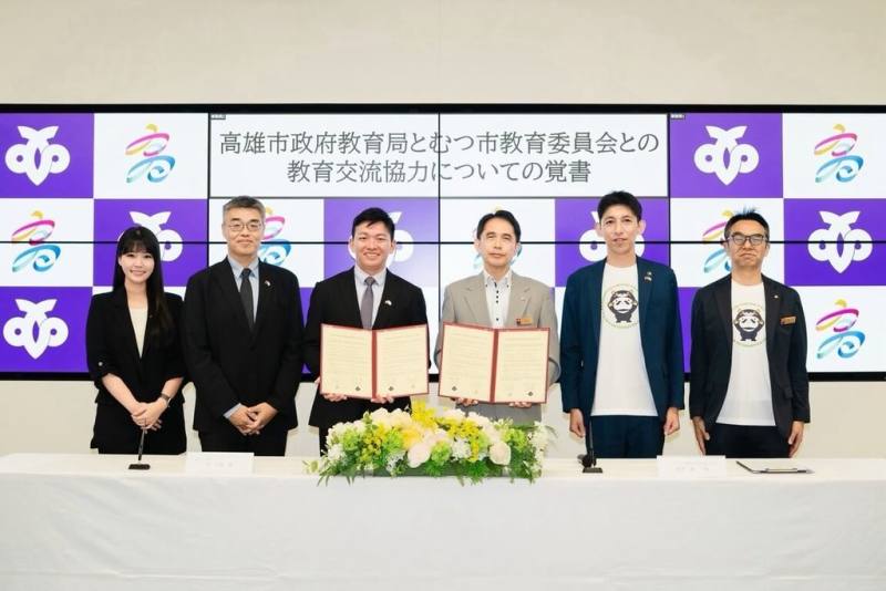 高雄市副市長李懷仁（左2）5日率團赴日本青森縣陸奧市，並見證高雄市教育局與陸奧市教育委員會簽署教育交流合作備忘錄（MOU）。（高雄市教育局提供）