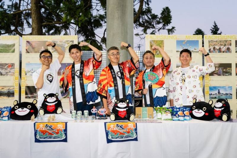 高雄市與日本青森縣陸奧市共同啟動「景點互惠計畫」，未來高雄市民前往陸奧市指定景點，可獲限定紀念品；陸奧市民訪高雄，則有5大景點優惠，透過優惠措施促進雙方觀光交流。（高雄市行政暨國際處提供）