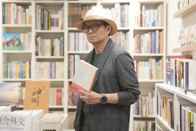 作家、現任聯經出版副總經理暨「聯合文學」雜誌總編輯王聰威，最新小說作品「共享戀人」探索新科技帶來便利的「新型寂寞經濟」平台，無論何時何地，只要上網登入、點選，就會有一名專門為他生成的戀人等待與他相見，然後毫無負擔地歸還。